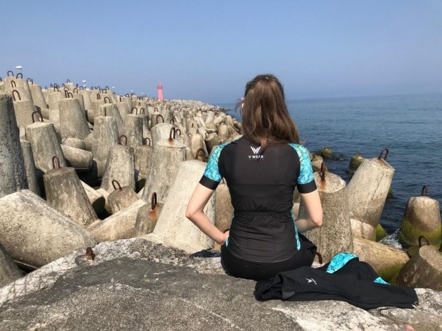 Poznaj naszą kobiecą linię: ubrania na rower, które powstały z miłości do aktywnego stylu
	życia, wolności oraz kobiecości. Nasze ubrania są alternatywą dla sportowych ubrań z sieciówek i typowo kolarskich strojów. Stworzyliśmy odzież sportową, estetyczną i podkreślającą kobiecość, taką jakiej brakowało nam na rynku.
	
	
